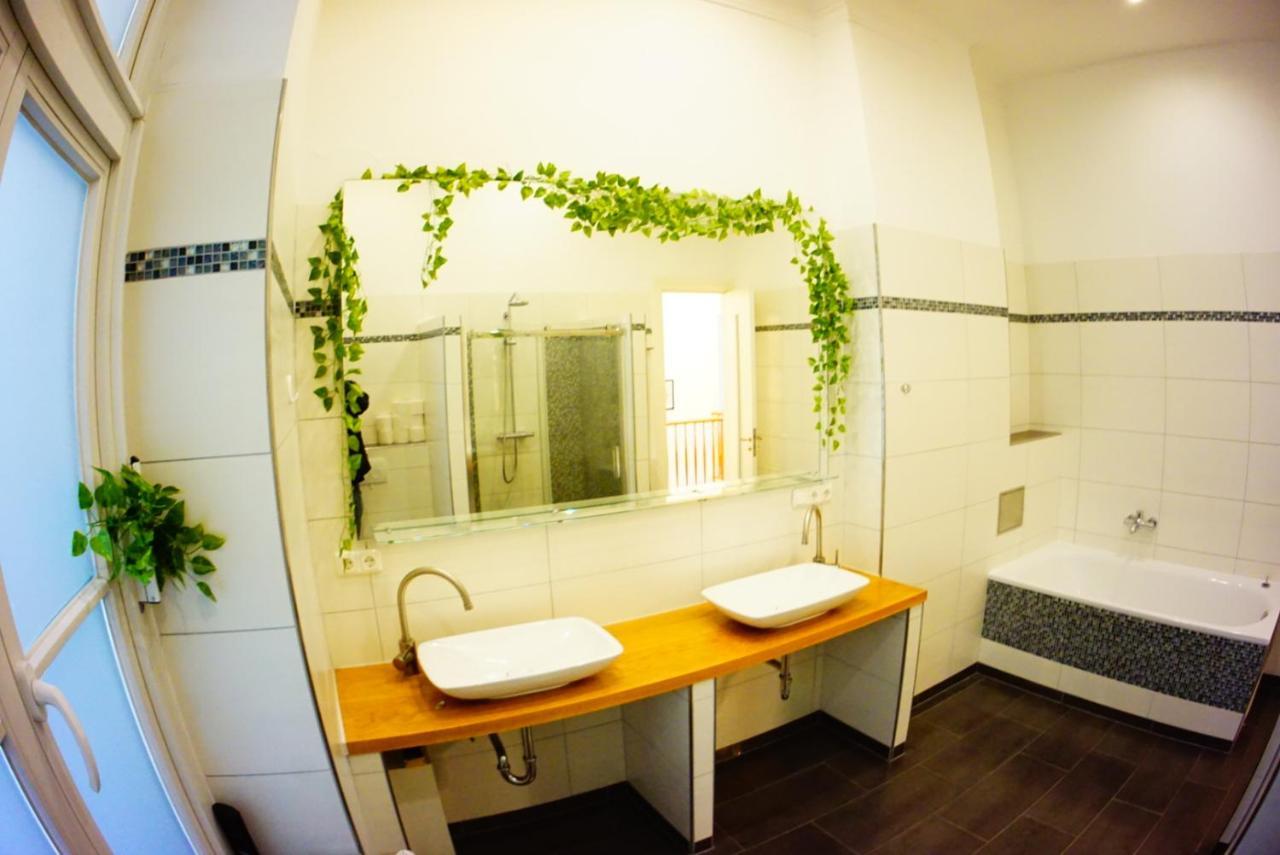 Großzügige Altbauwohnung In Bestlage Apartment